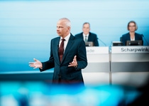 Dr. Markus Kamieth, Chairman of the Board of Executive Directors of BASF SE, speaking at the Annual Shareholders’ Meeting
Photo: BASF SE Dr. Markus Kamieth, Chairman of the Board of Executive Directors of BASF SE, speaking at the Annual Shareholders’ Meeting
Photo: BASF SE