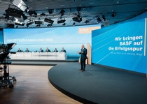 BASF-Vorstandsvorsitzender Dr. Markus Kamieth während seiner Rede zur Hauptversammlung
Foto: BASF SE BASF-Vorstandsvorsitzender Dr. Markus Kamieth während seiner Rede zur Hauptversammlung
Foto: BASF SE