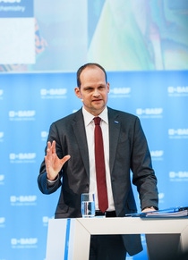 Annual Press Conference for the full year 2023, Dr. Dirk Elvermann, Chief Financial Officer . Photo: BASF SE Annual Press Conference for the full year 2023, Dr. Dirk Elvermann, Chief Financial Officer . Photo: BASF SE