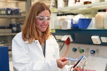 Anna Maria Cristadoro im Labor. Anna Maria Cristadoro im Labor.