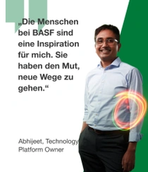 Ein männlicher BASF-Mitarbeitender in Deutschland trägt ein hellblaues Hemd und eine dunkle Hose und steht vor einem grünen Hintergrund. Ein Lichtwirbel umgibt seinen Arm. Der Text lautet:  „Die Menschen bei BASF sind eine Inspiration für mich. Sie haben den Mut, neue Wege zu gehen.“ 