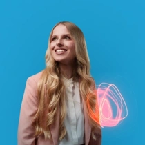 Eine weibliche BASF- Mitarbeiterin aus Deutschland steht in einer rosafarbenen Jacke vor einem blauen Hintergrund. Ein Lichtwirbel schwebt über ihrer Schulter.