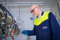 Patrick Keil performs an electrochemical measurement on test plates.
