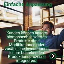 Person sitzt entspannt in einem modernen Büro und lehnt sich mit verschränkten Armen zurück, im Vordergrund ein Schreibtisch. Person sitzt entspannt in einem modernen Büro und lehnt sich mit verschränkten Armen zurück, im Vordergrund ein Schreibtisch.