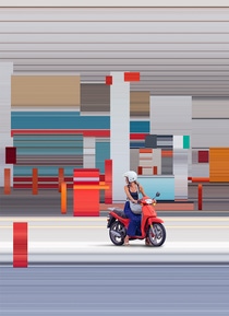 Frau auf rotem Motorroller blickt über Schulter, Stadt im Hintergrund. 