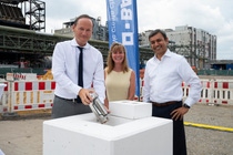 Dr. Uwe Liebelt (President European Site & Verbund Management BASF), Heather Remley (President Global Engineering Services BASF) und Anup Kothari (President Nutrition & Health BASF) bei den Feierlichkeiten zur Grundsteinlegung am Verbundstandort Ludwigshafen. Dr. Uwe Liebelt (President European Site & Verbund Management BASF), Heather Remley (President Global Engineering Services BASF) und Anup Kothari (President Nutrition & Health BASF) bei den Feierlichkeiten zur Grundsteinlegung am Verbundstandort Ludwigshafen.