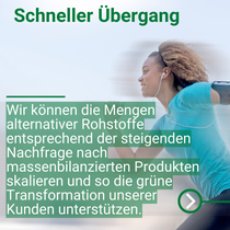 Eine Person in Sportkleidung bewegt sich dynamisch vor einem hellen Hintergrund. Eine Person in Sportkleidung bewegt sich dynamisch vor einem hellen Hintergrund.