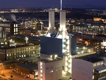 Ziel der BASF ist es den Standort Ludwigshafen nicht nur optimal, sondern auch klimafreundlich mit Energie zu versorgen. Eine gute Lösung bieten hierzu die Gas- und Dampfturbinen-Anlagen. Sie verringern die eigenen CO2-Emissionen und schonen zugleich Ressourcen, indem sie die entstehende Abgaswärme zum Herstellen von Dampf nutzen. Dieser wird dann in den Produktionsbetrieben des Werkes für unterschiedlichste chemische Prozesse eingesetzt.
Abdruck honorarfrei. Copyright by BASF.

BASF not only wants to optimally supply its Ludwigshafen site with energy but to do so in a climate friendly way. Combined heat and power (CHP) plants offer a good solution. They reduce our CO2 emissions and at the same time conserve resources by using the waste heat to produce steam. This is then used by the site's production plants for a wide variety of chemical processes.
Print free of charge. Copyright by BASF.