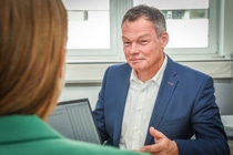 Andreas Büchse in conversation with a colleague. 