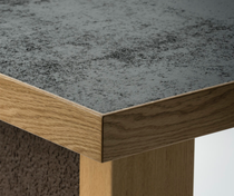 桌子一角,侧面是浅色的饰面,顶面是深色的 桌子一角,侧面是浅色的饰面,顶面是深色的