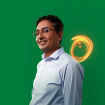 Ein männlicher BASF-Mitarbeitender aus Deutschland steht in einem weißen Hemd vor einem grünen Hintergrund. Ein Lichtwirbel schwebt über seiner Schulter.