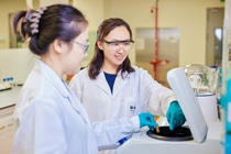 Liqun Ren with her colleague in the lab.