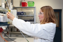 Anna Maria Cristadoro im Labor. Anna Maria Cristadoro im Labor.