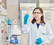 Liqun Ren in the lab.