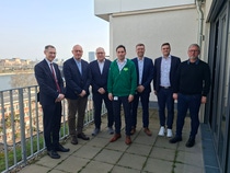 BASF Agricultural Solutions und ProChem Innotec GmbH haben eine Vereinbarung über den Verkauf von Produktionsanlagen im Industriepark Höchst unterzeichnet. Die Veräußerung ist Teil der strategischen Anpassung des Produktionsnetzwerks von BASF.
Namen (von links nach rechts):
• Notar Dr. Matthias Meyer,
• Jochen Pohl (Geschäftsführer ProChem GmbH),
• Gerhard Jakobi (Geschäftsführender Gesellschafter ProChem Gruppe / ProChem InnoTec GmbH),
• Dr. Nicolai Wörz (Geschäftsführer BASF Agricultural Solutions GmbH),
• Philipp Maurer (Principal Legal Counsel, BASF SE),
• Simon Schmidt (Geschäftsführer ProChem InnoTec GmbH),
• Maik Heidinger (Gesellschafter ProChem Gruppe)
Foto: BASF BASF Agricultural Solutions und ProChem Innotec GmbH haben eine Vereinbarung über den Verkauf von Produktionsanlagen im Industriepark Höchst unterzeichnet. Die Veräußerung ist Teil der strategischen Anpassung des Produktionsnetzwerks von BASF.
Namen (von links nach rechts):
• Notar Dr. Matthias Meyer,
• Jochen Pohl (Geschäftsführer ProChem GmbH),
• Gerhard Jakobi (Geschäftsführender Gesellschafter ProChem Gruppe / ProChem InnoTec GmbH),
• Dr. Nicolai Wörz (Geschäftsführer BASF Agricultural Solutions GmbH),
• Philipp Maurer (Principal Legal Counsel, BASF SE),
• Simon Schmidt (Geschäftsführer ProChem InnoTec GmbH),
• Maik Heidinger (Gesellschafter ProChem Gruppe)
Foto: BASF