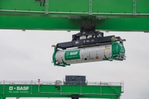 BASF nimmt im Oktober 2018 das neue Tankcontainerlager am Standort Ludwigshafen in Betrieb. Dieses Lager ist Teil eines integrierten Lager- und Transportkonzepts, mit dem BASF den Kundenservice verbessern und gleichzeitig Logistikkosten deutlich reduzieren will.
Bei dem Tankcontainerlager handelt es sich um ein vollautomatisches Freilager für Tankcontainer zur Lagerung von flüssigen Stoffen und flüssigen Abfällen. Es ist auf eine Kapazität von 2.000 Standardcontainern ausgelegt und verfügt über zwei Kräne mit einer Ladekapazität von je 75 Tonnen. Der Warenumschlag kann über AGV, Lkw und Bahn erfolgen.
Abdruck honorarfrei. Copyright by BASF.
BASF starts operating the new tank container storage facility in October 2018 at its Ludwigshafen site. This warehouse is part of an integrated storage and transport concept that BASF is using to improve customer service and significantly reduce logistics costs at the same time.
The tank container storage facility is a fully automatic outdoor storage facility for tank containers for the storage of liquid substances and liquid waste. It is designed for a capacity of 2,000 standard containers and has two cranes with a loading capacity of 75 tons each. Goods can be handled by AGV, truck and rail.
Print free of charge. Copyright by BASF.
BASF nimmt im Oktober 2018 das neue Tankcontainerlager am Standort Ludwigshafen in Betrieb. Dieses Lager ist Teil eines integrierten Lager- und Transportkonzepts, mit dem BASF den Kundenservice verbessern und gleichzeitig Logistikkosten deutlich reduzieren will.
Bei dem Tankcontainerlager handelt es sich um ein vollautomatisches Freilager für Tankcontainer zur Lagerung von flüssigen Stoffen und flüssigen Abfällen. Es ist auf eine Kapazität von 2.000 Standardcontainern ausgelegt und verfügt über zwei Kräne mit einer Ladekapazität von je 75 Tonnen. Der Warenumschlag kann über AGV, Lkw und Bahn erfolgen.
Abdruck honorarfrei. Copyright by BASF.
BASF starts operating the new tank container storage facility in October 2018 at its Ludwigshafen site. This warehouse is part of an integrated storage and transport concept that BASF is using to improve customer service and significantly reduce logistics costs at the same time.
The tank container storage facility is a fully automatic outdoor storage facility for tank containers for the storage of liquid substances and liquid waste. It is designed for a capacity of 2,000 standard containers and has two cranes with a loading capacity of 75 tons each. Goods can be handled by AGV, truck and rail.
Print free of charge. Copyright by BASF.