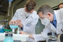 Im BASF-Labor stellte Hagen Steinmetzer (links im Bild) eine Duschbad- und eine Shampooformulierung her.