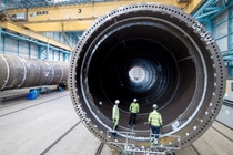 Die 140 Fundamente für den entstehenden Windpark haben eine Länge von ca. 60-75 Metern. (Foto: Vattenfall/Jorrit Lousberg) Die 140 Fundamente für den entstehenden Windpark haben eine Länge von ca. 60-75 Metern. (Foto: Vattenfall/Jorrit Lousberg)