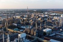 Mit einer Fläche von rund 64.000 Quadratmetern, was etwa einer Größe von 13 Fußballfelder entspricht, ist der Steamcracker II die größte einzelne Anlage am Standort Ludwigshafen. Der Cracker ist auch das "Herzstück" der Verbundproduktion. Seit 1981 ist der Steamcracker II in Betrieb und spaltet unter Zusatz von Wasserdampf bei etwa 850 Grad Celsius Rohbenzin auf. Dabei entstehen im wesentlichen Ethylen und Propylen, welches beides unverzichtbare Grundstoffe für die Herstellung vieler Produkte in Ludwigshafen sind. Mit einer Fläche von rund 64.000 Quadratmetern, was etwa einer Größe von 13 Fußballfelder entspricht, ist der Steamcracker II die größte einzelne Anlage am Standort Ludwigshafen. Der Cracker ist auch das "Herzstück" der Verbundproduktion. Seit 1981 ist der Steamcracker II in Betrieb und spaltet unter Zusatz von Wasserdampf bei etwa 850 Grad Celsius Rohbenzin auf. Dabei entstehen im wesentlichen Ethylen und Propylen, welches beides unverzichtbare Grundstoffe für die Herstellung vieler Produkte in Ludwigshafen sind.