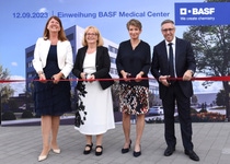 Johanna Coleman, Geschäftsführerin der BASF Wohnen + Bauen GmbH, Beate Steeg, Beigeordnete der Stadt Ludwigshafen, Dr. Melanie Maas-Brunner, Mitglied des Vorstands und Standortleiterin Ludwigshafen und Prof. Dr. med. Christoph Oberlinner, Ärztlicher Direktor der BASF, zerschnitten bei der feierlichen Eröffnung des BASF Medical Center gemeinsam das Band.