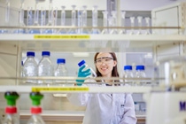 Liqun Ren in the lab.