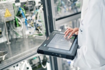 Im Forschungstechnikum der BASF in Ludwigshafen stehen hochautomatisierte Versuchsanlagen zur effizienten Verfahrensentwicklung und zum Testen von Prozess-Katalysatoren zur Verfügung. Chemielaborantin Melanie Zier und Betriebsmanager Assistent Dirk Boehm beim Rundgang im Technikum für hochautomatisierte Versuchsanlagen zur Verfahrensentwicklung für flüssige und gasförmige Stoffe. 