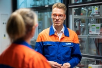 Bernhard von Vacano in the lab in conversation with a colleague. 