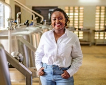 Die Gründerin von Food4Education, Wawira Njiru, in der neuen Dampfküche.