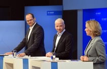 Annual Press Conference for the full year 2024, Dr. Dirk Elvermann, Chief Financial Officer (left), Dr. Markus Kamieth, Chairman of the Board of Executive Directors (center).
Photo: BASF SE Annual Press Conference for the full year 2024, Dr. Dirk Elvermann, Chief Financial Officer (left), Dr. Markus Kamieth, Chairman of the Board of Executive Directors (center).
Photo: BASF SE